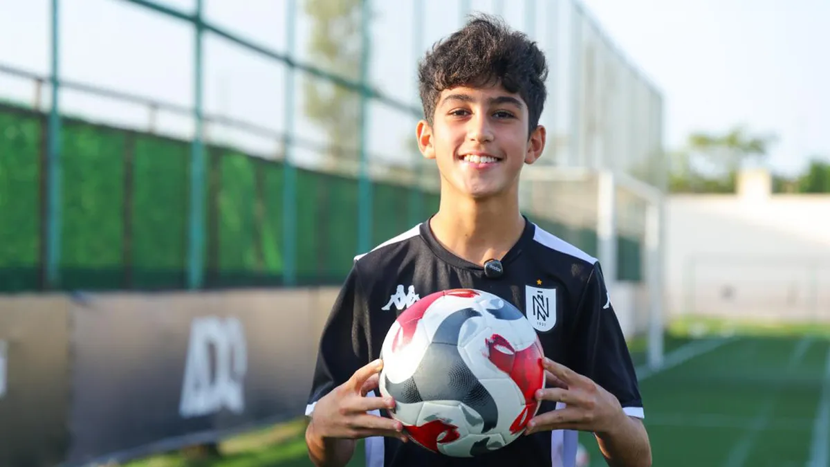 Neftçi klubunun forması geyinmiş gənc futbolçu Mustafa Vəlizadə