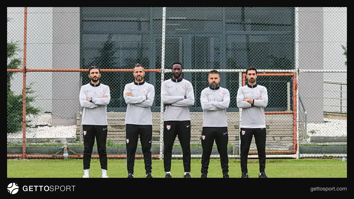 Mustapha Yatabare takım elbise ile Boluspor arka planında