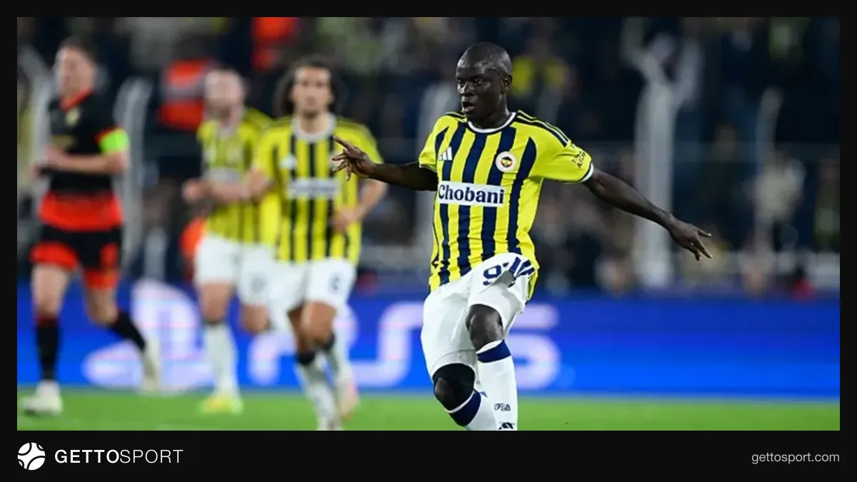 N'Golo Kanté maç sırasında top sürerken