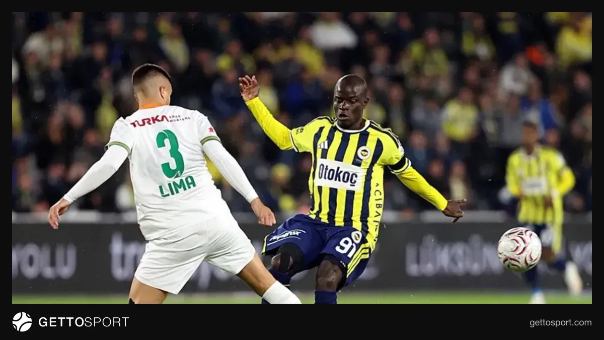 N'Golo Kanté Fenerbahçe formasıyla maçta mücadele ederken