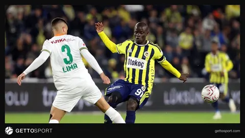Fenerbahçe formasıyla N'Golo Kanté maç sırasında top kapmaya çalışırken