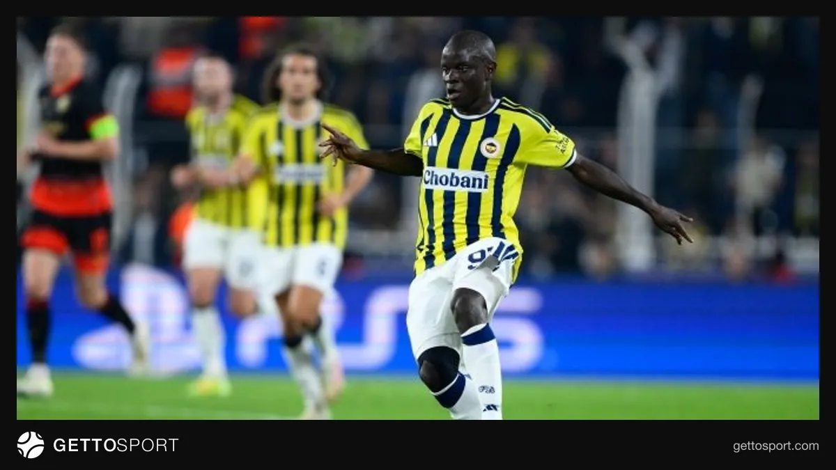 N'Golo Kante top sürerken Fenerbahçe formasıyla görüntü