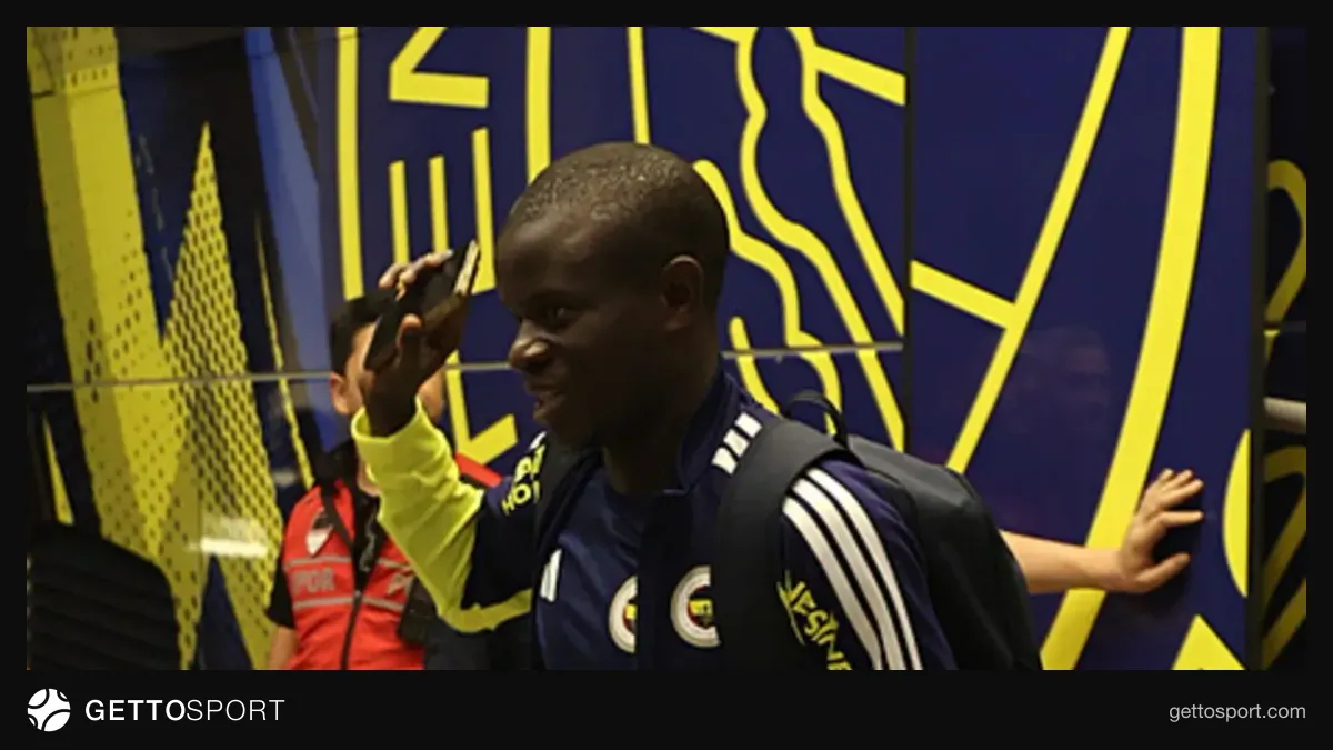 Üsküdar sokaklarında yürüyen N'Golo Kanté