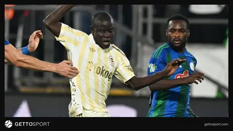 N'Golo Kanté maç sırasında Fenerbahçe formasıyla mücadele ederken