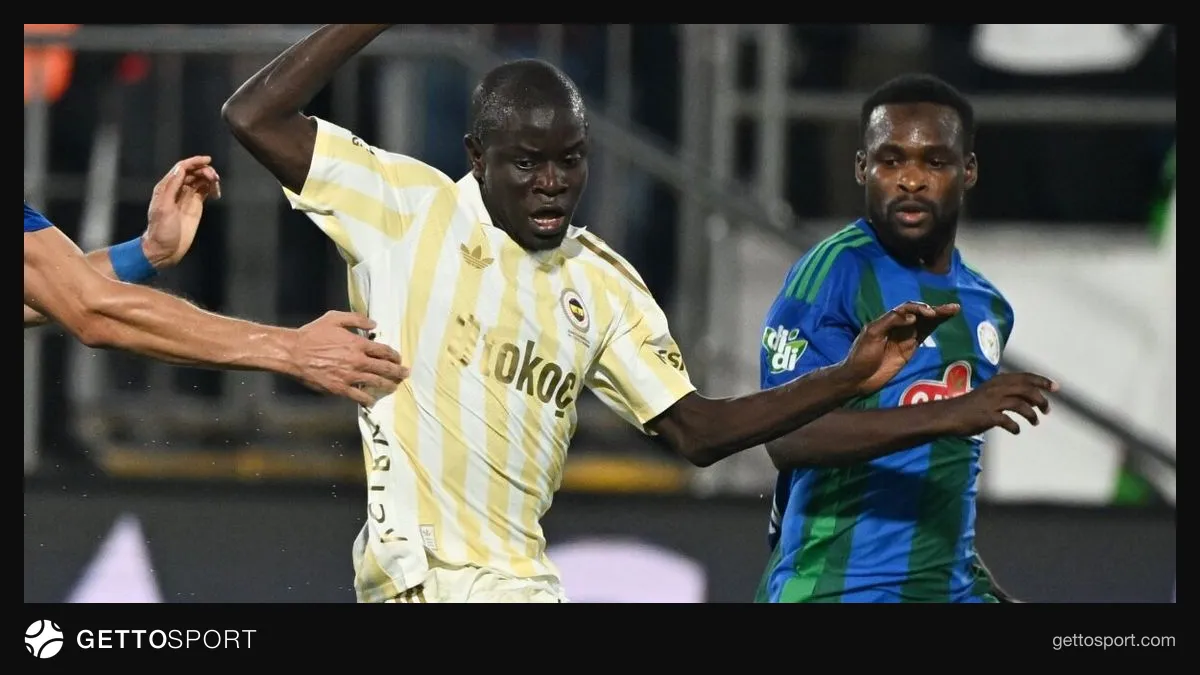 N'Golo Kanté maç sırasında Fenerbahçe formasıyla mücadele ederken