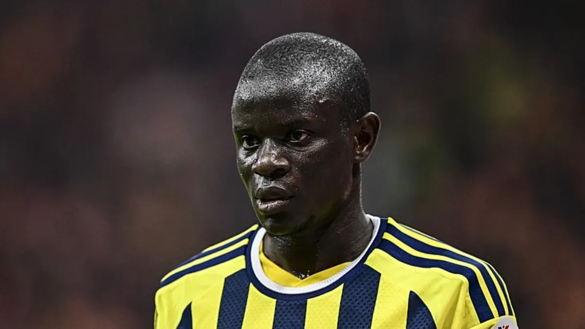 N'Golo Kante maçta top sürerken ve pas verirken