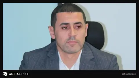 Nadir Nəbiyev mikrofona danışır, fonunda futbol arenası