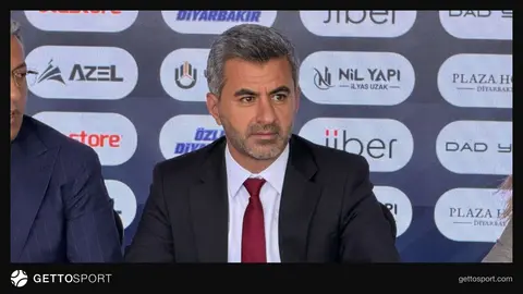 Nahit Eren mikrofon başında röportaj verirken