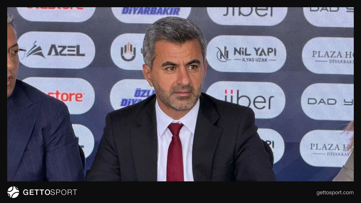 Nahit Eren mikrofon başında röportaj verirken