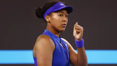 Naomi Osaka kortta servis pozisyonunda