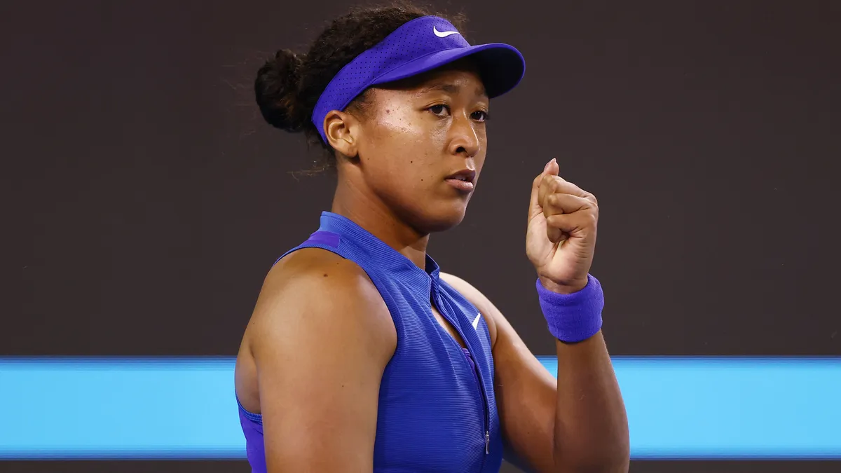 Naomi Osaka kortta servis pozisyonunda