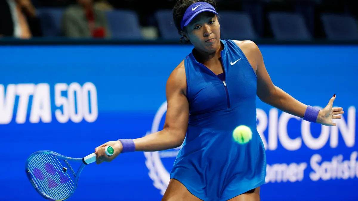 Naomi Osaka maç sırasında kortta raketle topa hazır pozisyonda