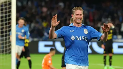 Napoli oyuncuları De Bruyne ve takım arkadaşları gol sonrası sevinç yaşarken