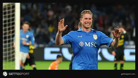Napoli oyuncuları De Bruyne ve takım arkadaşları gol sonrası sevinç yaşarken