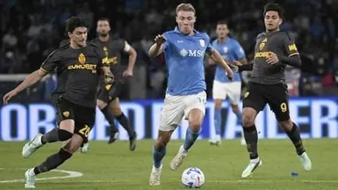 Napoli və Roma oyunçuları qol anında meydançada