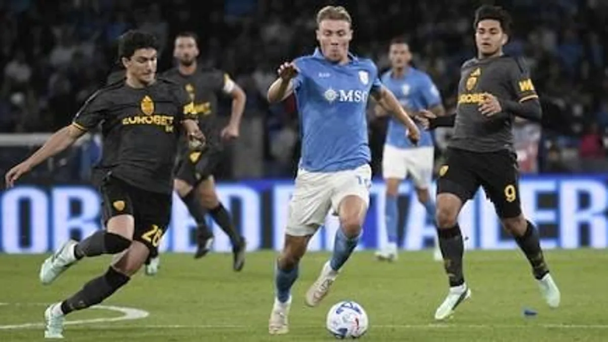Napoli və Roma oyunçuları qol anında meydançada