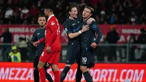 Napoli oyunçuları Monzada qələbəni qeyd edirlər
