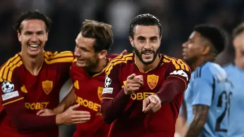 Napoli və Roma oyunçuları stadionda top uğrunda mübarizə aparır