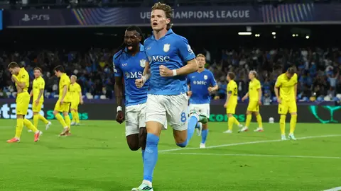 Napoli oyuncuları gol sevincini stadyumda kutluyor