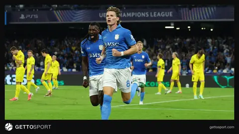 Napoli oyuncuları gol sevincini stadyumda kutluyor