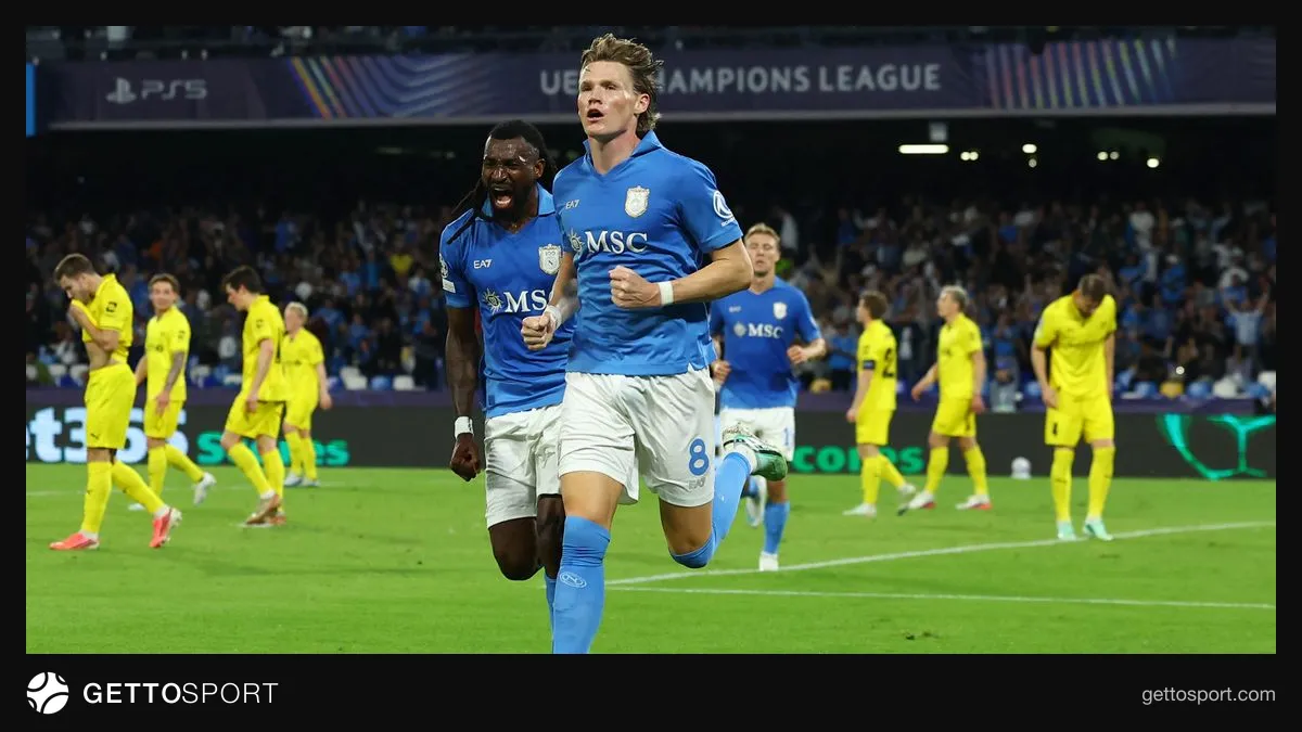 Napoli oyuncuları gol sevincini stadyumda kutluyor