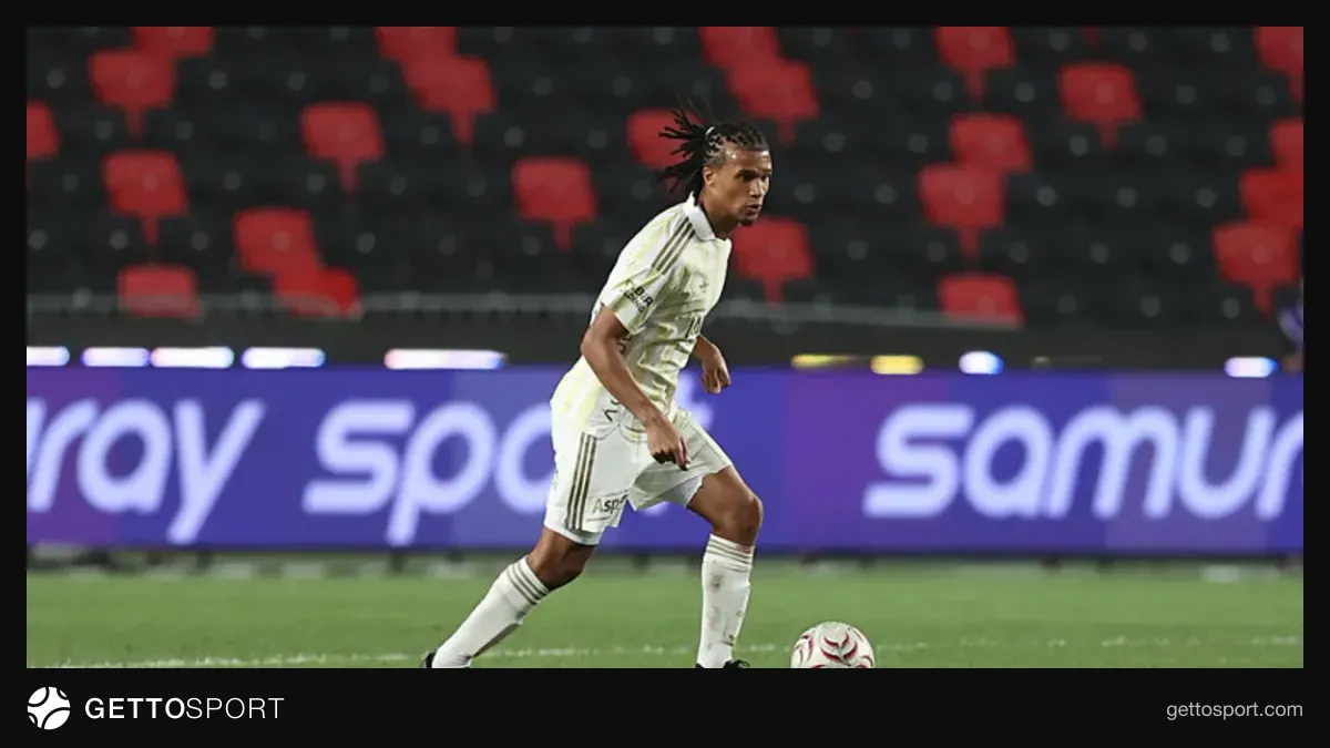 Nathan Ake maç sırasında Fenerbahçe formasıyla saha kenarında konuşuyor