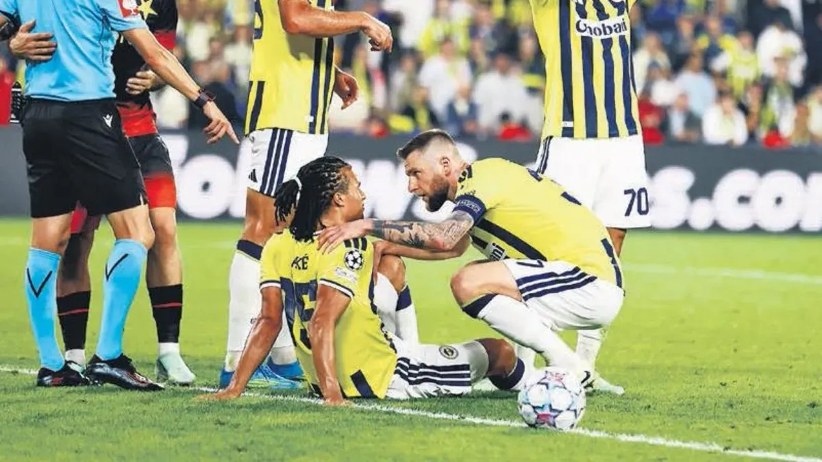 Fenerbahçe antrenmanında savunma yapan oyuncular ve Mason Greenwood