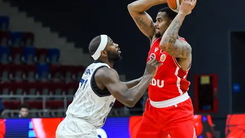 Bakı İdman Sarayında basketbol görüşü, topu tutan oyunçu