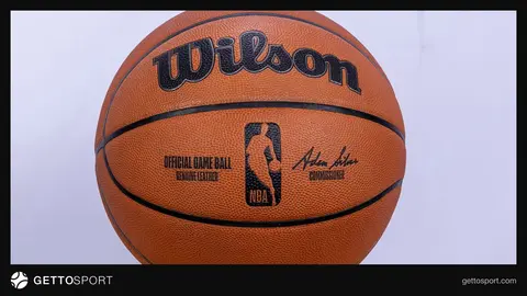 Oyuncular akıllı basketbol topuyla saha içinde deneme yaparken