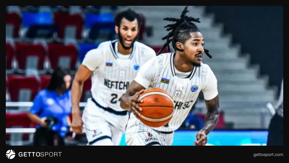 Neftçi basketbolçuları məşqdə, arena fonunda