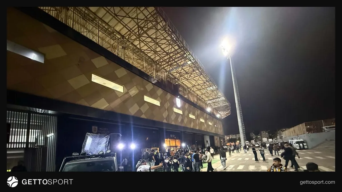 Neftçi stadionunda azarkeşlər və təhlükəsizlik əməkdaşları
