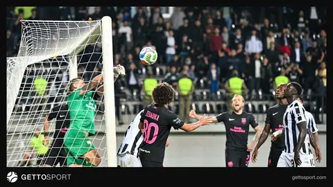 Neftçi oyunçuları və azarkeşlər stadionda hörmət və dəstək göstərirlər