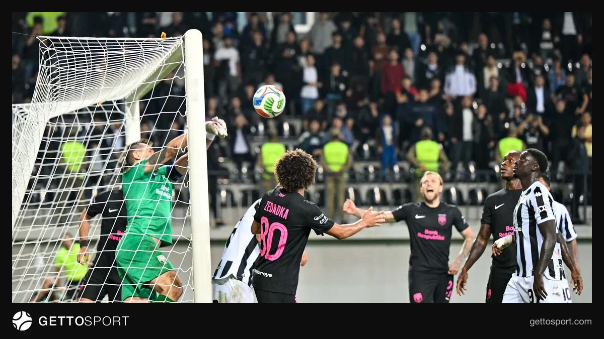 Neftçi oyunçuları və azarkeşlər stadionda hörmət və dəstək göstərirlər