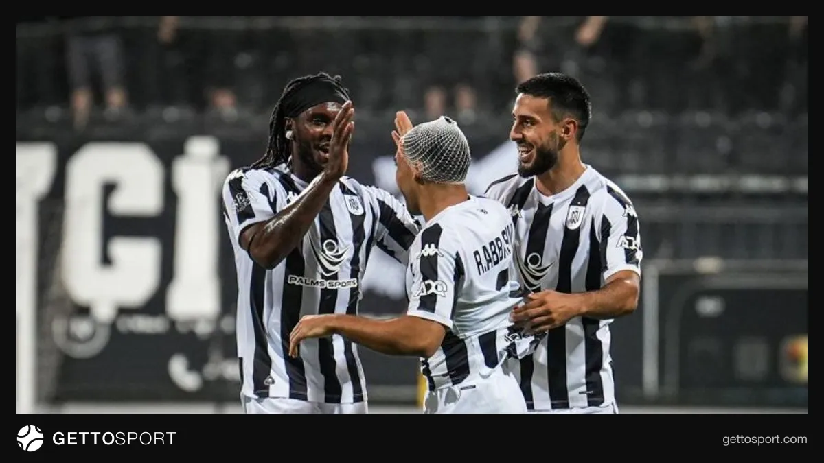 Neftçi futbolçuları meydanda start heyəti