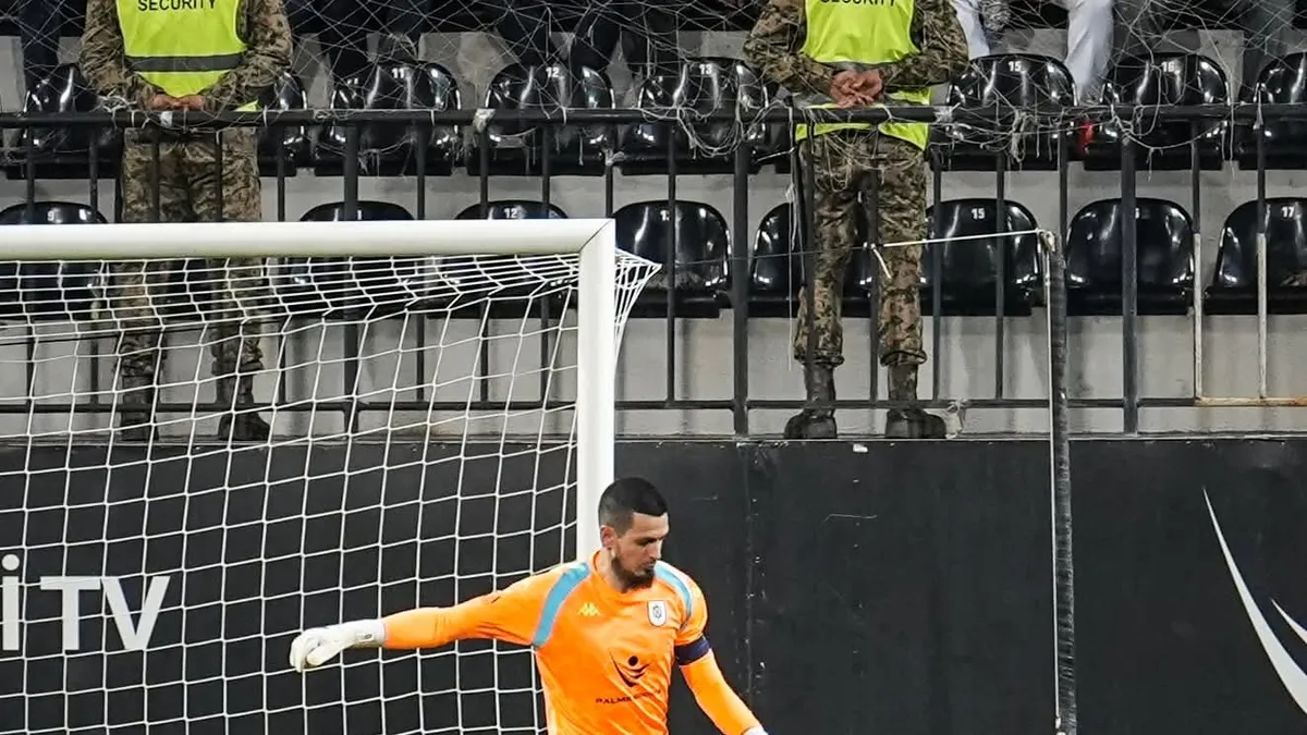 Neftçi qapıçısı Emil Balayev komanda məşqində
