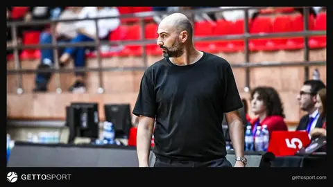 Konstantinos Vasiliadis mətbuat konfransında, Neftçi loqosu fonunda