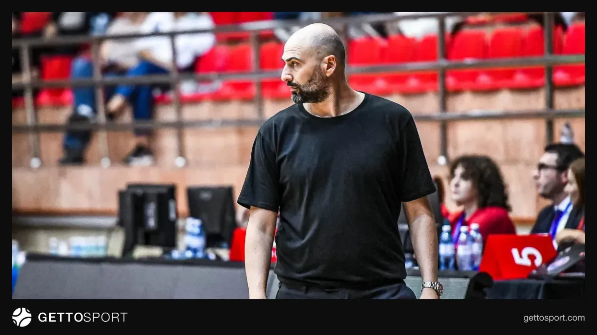 Konstantinos Vasiliadis mətbuat konfransında, Neftçi loqosu fonunda