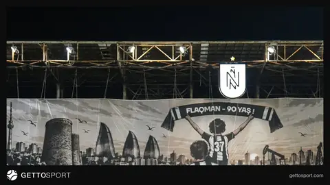 Neftçi futbolçuları stadionda birlikdə, məşqçi Vernidub müzakirə edir