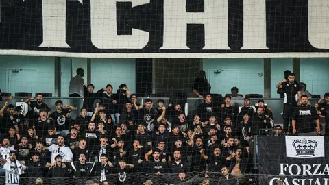 Neftçi və Qarabağ futbolçuları derbi zamanı meydanda