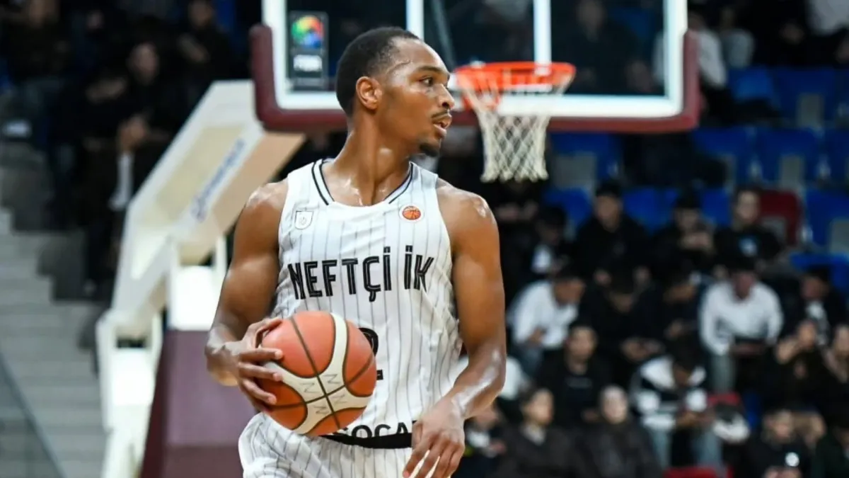 Neftçi basketbol komandası oyun öncəsi məşqdə