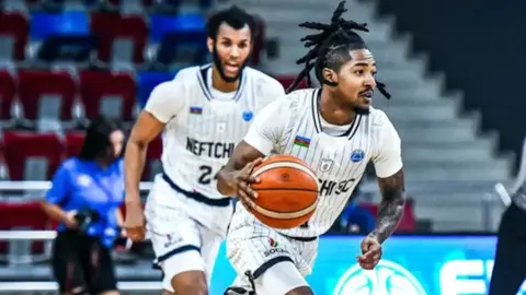 Neftçi basketbol komandası oyun zamanı həmlə edir