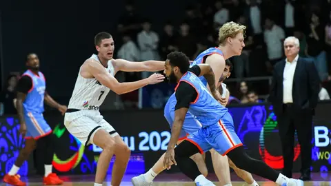 Neftçi və LANDAU Lions basketbolçuları Bakı İdman Sarayında oyun zamanı