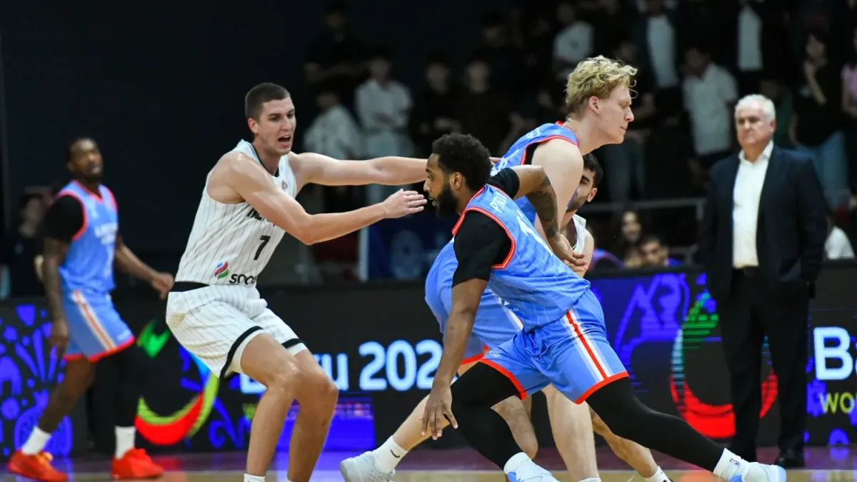 Neftçi və LANDAU Lions basketbolçuları Bakı İdman Sarayında oyun zamanı