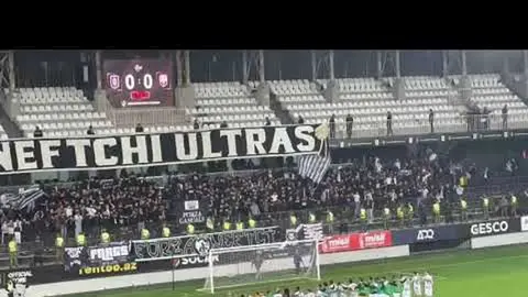 Neftçi futbolçuları Forza azarkeşlərinin önündə
