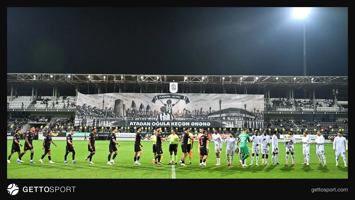 Neftçi və Sabah oyunundan qapıçı Stas Pokatilov zərbəni bloklayır