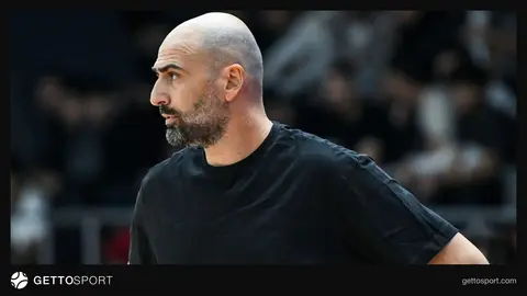 Neftçi basketbolçuları oyundan sonra sevinir, baş məşqçi Konstantinos Vasiliadis sahədə danışır
