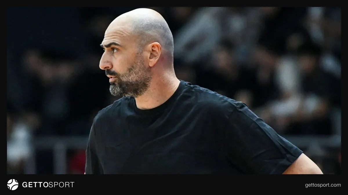 Neftçi basketbolçuları oyundan sonra sevinir, baş məşqçi Konstantinos Vasiliadis sahədə danışır
