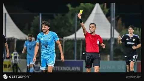 Hakimlər və futbolçilər stadion yaxınlığında hazırlıq zamanı