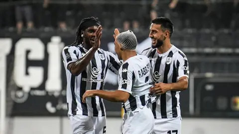 Neftçi və Şamaxı futbol komandalarının oyunçuları qarşılaşmağa hazırlaşır