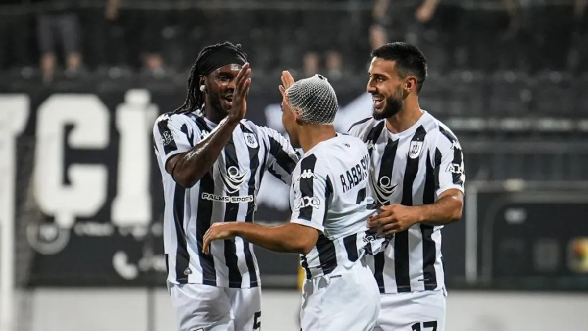 Neftçi və Şamaxı futbol komandalarının oyunçuları qarşılaşmağa hazırlaşır